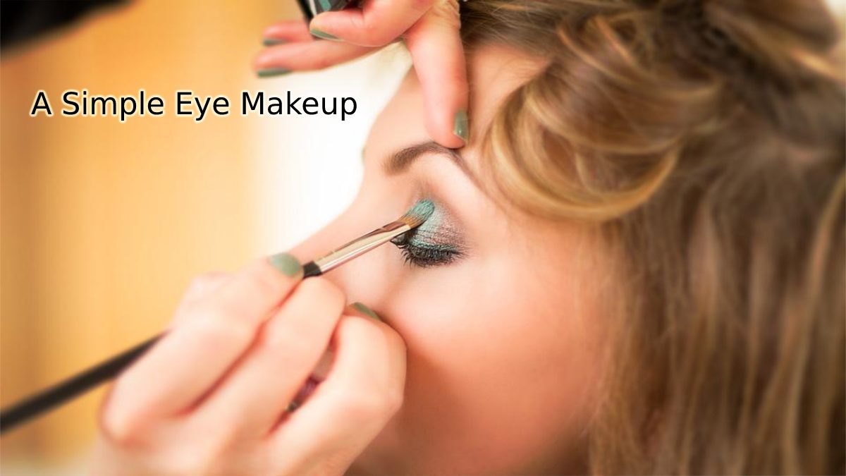 A Simple Eye Makeup: The Lower Eyeliner, A Rising Trend In Autumn