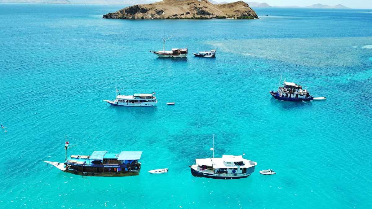 What is the best time of year to visit Komodo Island?